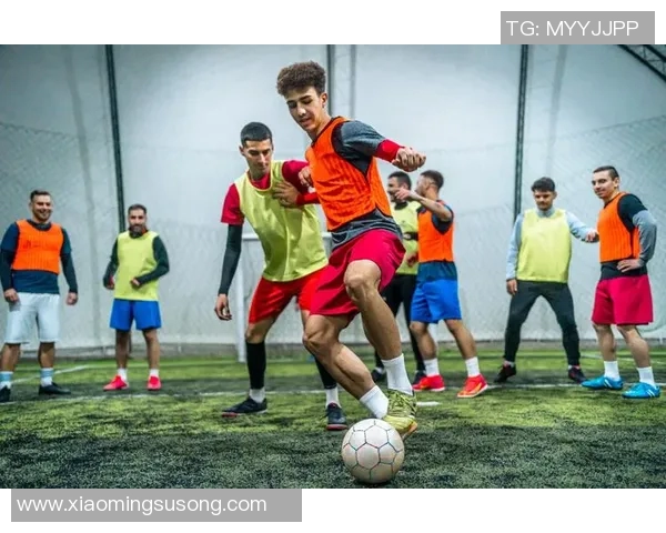 足球明星挑战极限运动参加扣篮大赛展现惊人弹跳与技巧