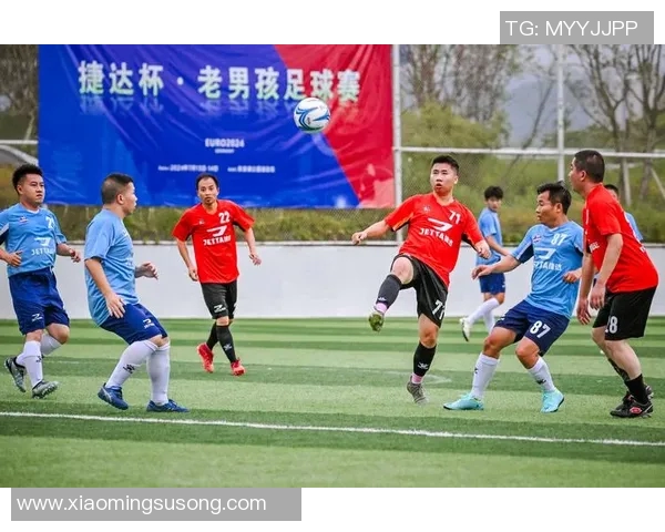 足球明星与孩子们的亲密时光:传承梦想与激情的温馨瞬间 足球明星与孩子们的亲密时光:传承梦想与激情的温馨瞬间